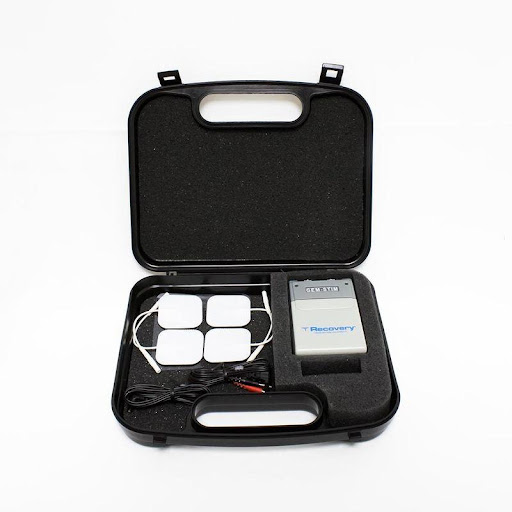 Estimulador Electro estimulador Transcutáneo Tens Recovery  x 1 Estimulador eléctrico transcutáneo TENS, diseñado para aliviar el dolor mediante impulsos eléctricos que estimulan las fibras nerviosas. Cuenta con dos canales independientes, modos de funcionamiento 