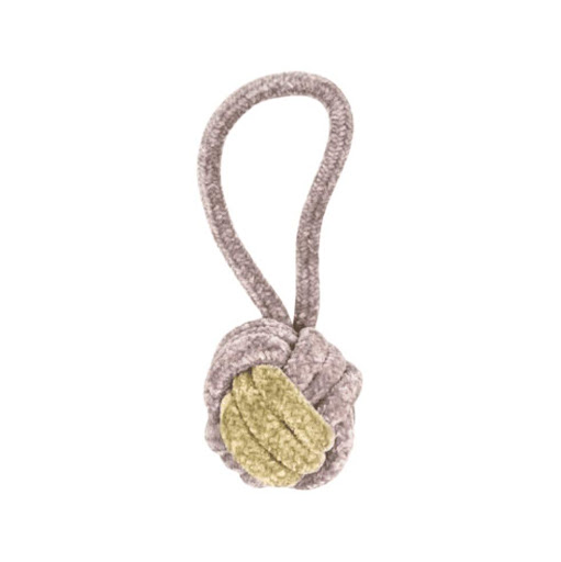 Juguete Jalador Para Mascotas Gris Tsuya Bolsa x 1und Juguete para mascotas elaborado en cuerda resistente, ideal para juegos de mordida y tira. Su diseño con nudo proporciona mayor durabilidad y ayuda a mantener la higiene dental de tu mascota mientras 