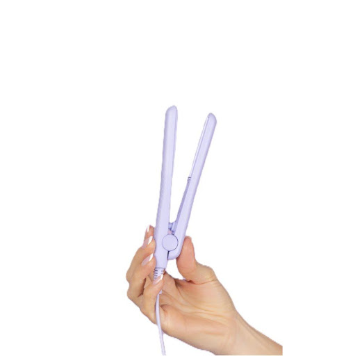 Mini Plancha Mandarinna Lila MANDARINNA BOG Unidad  x 1 !!Tú nueva Mejor Amiga¡¡
Ideal para retoques rápidos donde quiera que estés. ¡Lleva tu look a todas partes!
Voltaje dual (110-220V): perfecta para viajes internacionales.
Placas de recubrimiento cer