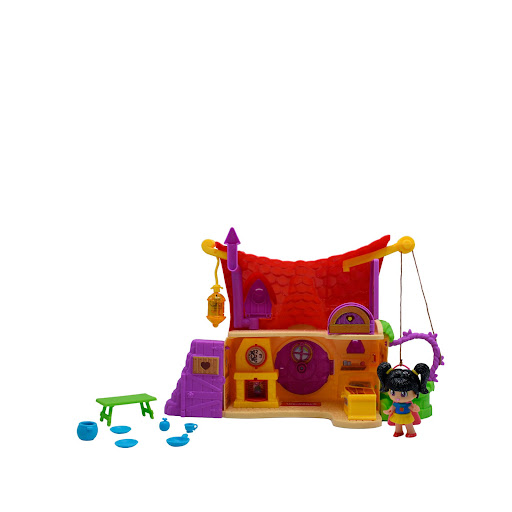 Mega Set Casa de Cuentos Pinypon Pinypon Caja x 1 Casa de Cuentos de Pinypon con un pozo mágico con polea para sacar cubos de agua La chimenea es giratoria, la lámpara tiene luz, tiene una cocinita y un dormitorio con una estantería llena de libros d