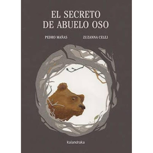 El Secreto De Abuelo Oso (t.d) Kalandraka Libro x 1.0 EL SECRETO DE ABUELO OSO (T.D)Como un borrón de tinta china sobre un cuaderno en blanco. Así cae la sombra de Mamá Cuervo sobre el bosque.Arropado en su manta de nieve, el bosque duerme. Mamá Cuervo l