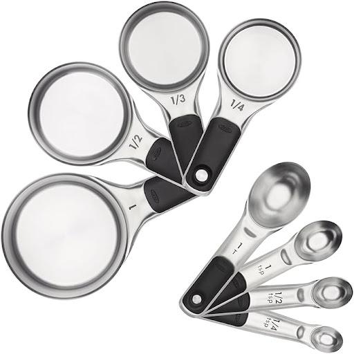 Juego de medidores OXO Good Grips 8 pzs acero inoxidable Oxo Caja x 8 Set de medidores resistentes de acero inoxidable con mangos antideslizantes. Ideal para medir ingredientes secos o líquidos con precisión.