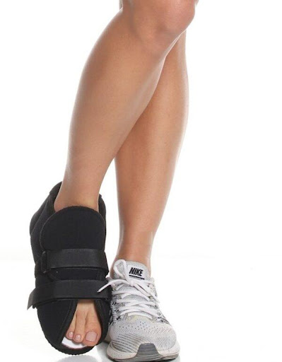 ZAPATO POS-OPERATORIO T L KROMIA Tecnomed  x 1 Brinda soporte y protección al pie después de procedimientos quirúrgicos o lesiones. Su diseño alivia la presión y facilita la movilidad durante el proceso de recuperación.