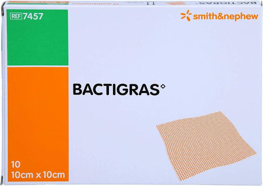 BACTIGRAS 10X10 SMITH Smith & Nephew  x 1 Apósito de gasa parafinada impregnada con clorhexidina al 0.5%, diseñado para proteger heridas y reducir el riesgo de infección. Actúa como una barrera antimicrobiana, ayudando en la cicatrización sin
