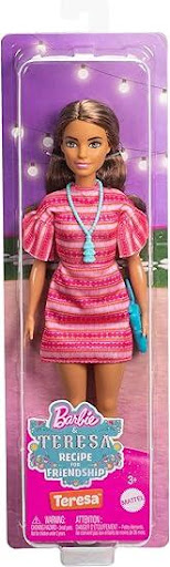 Barbie Receta De La Amistad De Teresa Barbie  x 1 La Barbie Receta de la Amistad de Teresa invita a los niños a imaginar momentos especiales en la cocina. Con su vestido rosa estampado, botines blancos y accesorios icónicos, podrán recrear escenas in