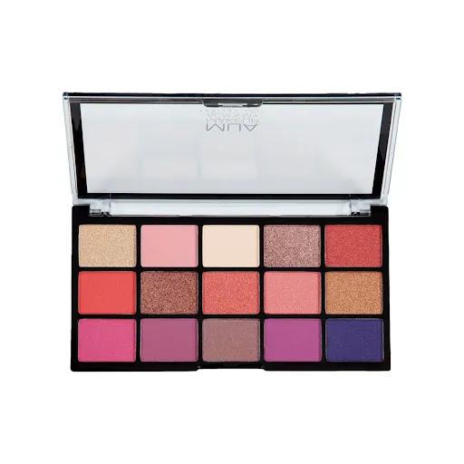 Paleta de Sombras Profesional de 15 Tonos  Cosmic Vixen Make up Academy Tarro x 1 Inspirada en colores cósmicos, esta paleta permite crear looks atrevidos, profundos y llenos de impacto visual. Altamente pigmentada con acabados mate y perlados. Es 100% Cruelty Free y 100% vegana.