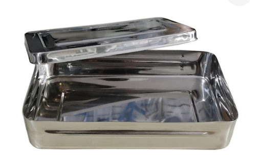 CUBETA DE 40X26X4 CON TAPA Corazón Médico  x 1 Recipiente de acero inoxidable con tapa, diseñado para el almacenamiento y transporte de instrumental médico. Su material resistente garantiza durabilidad y fácil limpieza.