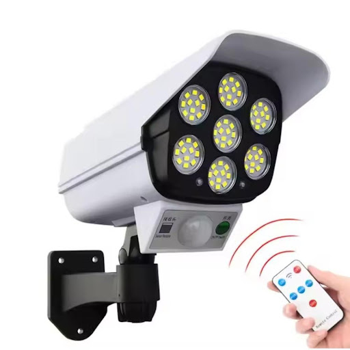 Lampara Solar Tipo Camara Con Control para Exteriores UNIMARC Unidad x 1 Disfruta de seguridad e iluminación sin complicaciones con esta lámpara solar LED con sensor de movimiento. Ideal para exteriores, su diseño simula una cámara de seguridad, lo que también actúa como e