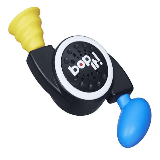 Juego Bop It Micro Series Hasbro Hasbro Gaming  x 1 El Bop It! Micro Series es una versión compacta del clásico juego electrónico de reflejos y coordinación de Hasbro. Este dispositivo portátil desafía a los jugadores a seguir comandos de voz rápidos p