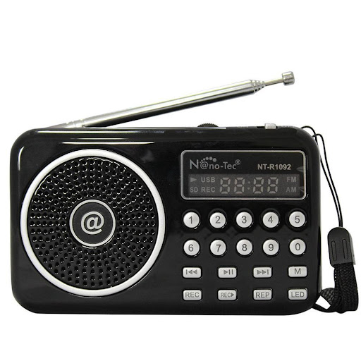Radio Parlante Digital Portatil Recargable Con AM y FM NANOTEC Unidad x 1 El Radio Digital Es ligero y equipado con batería recargable, por lo que puede llevarlo a cualquier lugar que desee.  También emplea puerto USB, tarjeta SD y puerto de la tarjeta del TF. Puede conecta