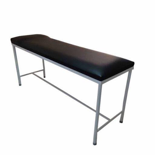 CAMILLA TIPO DIVAN TAPIZADO EN CORDOBAN NEGRO ESTRUCTURA TUBULAR PINTADA CM INDUMEDICAS  x 1 Camilla tipo diván con estructura tubular metálica pintada, diseñada para exámenes médicos o procedimientos en posición sentada o acostada. Tapizada en cordobán negro, con espuma de alta densidad de 3