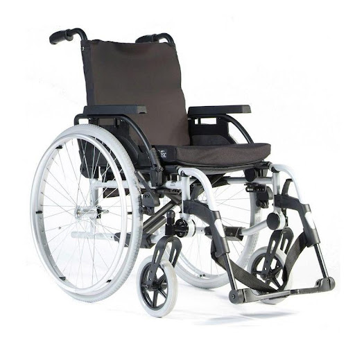 Silla Ruedas Basix Desk Silver Joven N SUNRISE MEDICAL Individual x 1 Silla de ruedas ultraliviana color silver, llantas neumáticas desmontables, descansabrazos acolchados y abatibles, descansapies removibles y Cojín de microfibra.