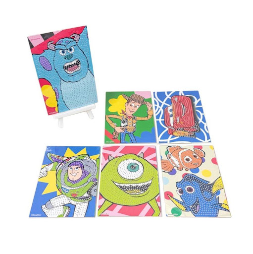 Set x 6 Figuras Pinta con Diamantes con Stand Pixar  Bodega Ilusión Disney Caja Carton x 1 Descubre el arte pintar con diamantes con tu personaje favorito de Disney. Fomenta aquellas habilidades manuales de tu hijo con estos increíbles productos que les permitirán convertirse en artistas.
C