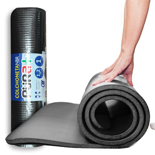 Colchoneta Pilates Yoga y Gimnasio Negra Pura+ Colchoneta NBR enrollable en presentación individual. x 1 Colchoneta NBR diseñada para brindar una superficie cómoda, estable y resistente durante ejercicios, estiramientos, yoga, pilates, rutinas de piso y actividades de entrenamiento funcional. Su textura 