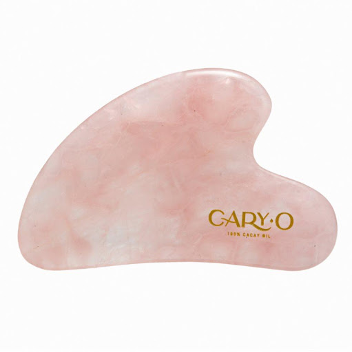 Gua Sha Cuarzo Rosado X 1und CaryO Gua Sha x Und Gua Sha facial elaborada en cuarzo 100% natural, disponible en cuarzo rosa o cuarzo verde. Su diseño anatómico permite adaptarse fácilmente a los contornos del rostro, facilitando el masaje en pómulos