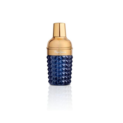 Perfume de Hombre Pepe Jeans Celebrate Eau de Parfum 100ML PEPE JEANS CAJA x 1 Hábilmente elaborado, esta fragancia masculina se abre con una explosión refrescante de grosella negra y lima. Este comienzo vigorizante transita sin esfuerzo hacia un corazón que es una mezcla comple