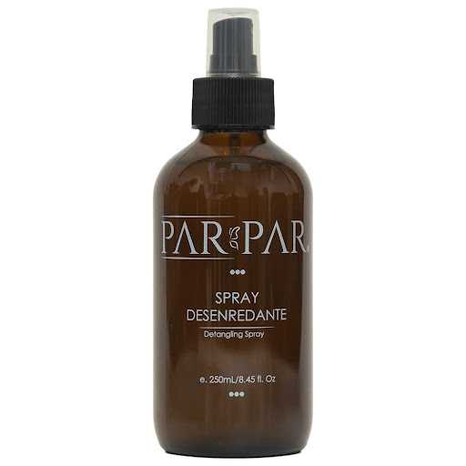 Spray desenredante sin enjuague 250mL PARPAR Tipo de envase: PET Biodegradable x 1.0 Nuestro Spray desenredante PARPAR está formulado con una mezcla de extractos naturales como manzanilla, cola de caballo, aloe vera, algas y árnica, que calman el cuero cabelludo, fortalecen el pelo y 