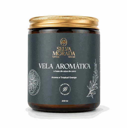 Vela Aromática Tropical Orange SELVA MORADA 200GR x 1 Una vela que envuelve tus sentidos. Sus aromas botánicos y cera de soya se transforman en un aceite tibio que hidrata, nutre y convierte cada momento en un ritual de bienestar.