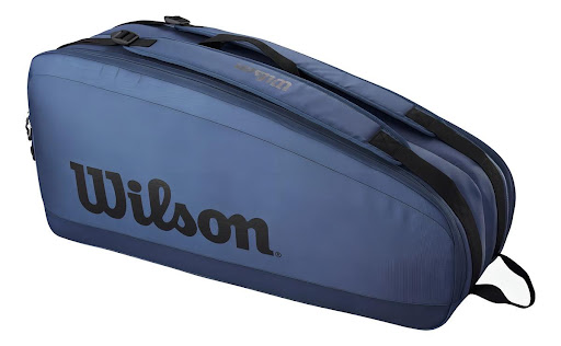 Bolso De Tenis Wilson Ultra V4 Tour 6Pk Wilson Papeleta x 1 Modelo:&nbsp;&nbsp;Bolso Raquetero Tenis Wilson Ultra V4 Tour 6PK AzulEl Ultra v4 Tour 6 Pack luce un diseño llamativo que complementa perfectamente la impresionante línea de raquetas de tenis de alto