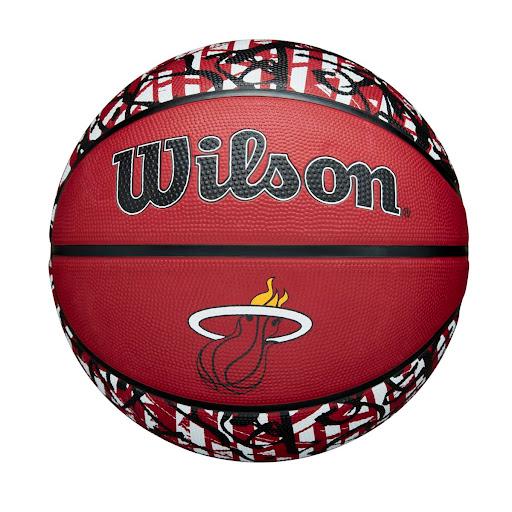 Balón de Basket Wilson NBA Graffiti Miami Heat NO.7 Wilson Caja x 1 MODELO: NBA Graffiti Boston Celtics NO.7Descubre el Balón de Basket Wilson NBA Graffiti Boston Celtics NO.7, el compañero perfecto para mostrar tu pasión por el baloncesto y tu lealtad a los Celtics. 