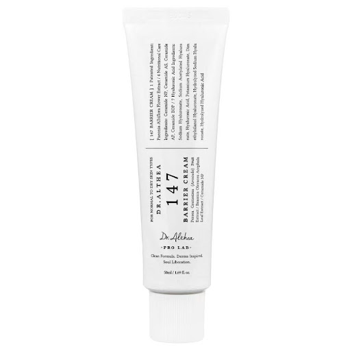 Dr. Althea 147 Barrier Cream - Crema Reparadora y Protectora x 50 ml Dr. Althea Caja individual con tubo de 50 ml x 1 Crema facial reparadora de 50 ml que fortalece la barrera cutánea, ayuda a calmar la piel sensible y protege frente a la deshidratación. Textura nutritiva de rápida absorción, ideal para pieles sensib