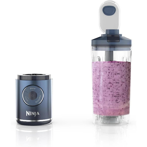 Licuadora Portatil Recargable Ninja Blast Max Bc251nv Azul Oscuro Shark Ninja Caja x 1 La Ninja Blast Max BC251NV es la compañera perfecta para una vida activa. Diseñada para ofrecer potencia y practicidad en cualquier entorno, esta licuadora portátil recargable combina un motor de alto