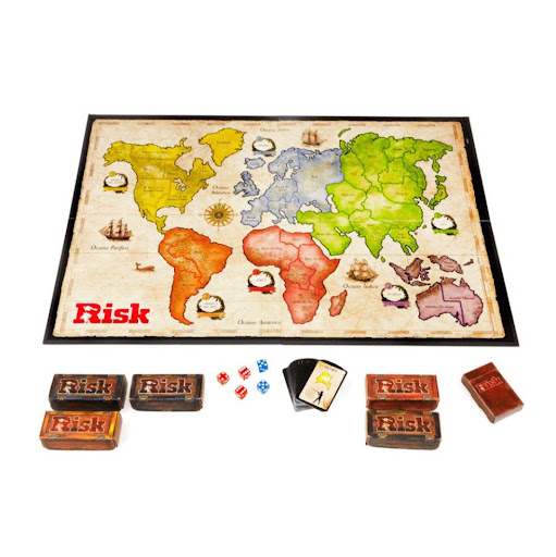 Juego De Mesa Risk Hasbro Hasbro Gaming  x 1 Risk es un juego de estrategia en el que los jugadores compiten por la conquista del mundo mediante batallas y tácticas militares. Cada participante lidera un ejército, expande su dominio y enfrenta a