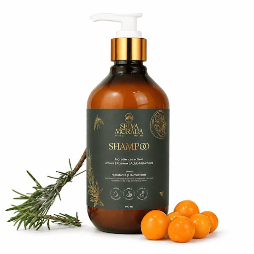SHAMPOO ROMERO UCHUVA SELVA MORADA 400 x  ML "Una fórmula botánica con uchuva, romero, provitamina B5 y ácido hialurónico que hidrata, fortalece la fibra capilar y aporta brillo natural sin dejar sensación pesada en el cabello. Ingredientes prin