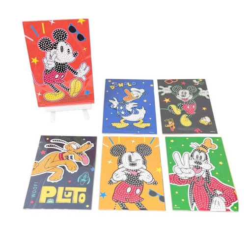 Set Figuras Pinta con Diamantes con Stand Mickey x 6 Bodega Ilusión Disney Caja Carton x 1 Descubre el arte pintar con diamantes con tu personaje favorito de Disney. Fomenta aquellas habilidades manuales de tu hijo con estos increíbles productos que les permitirán convertirse en artistas.
C