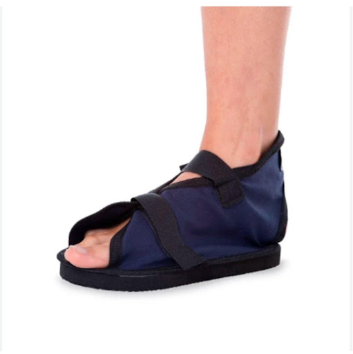 ZAPATO PARA YESO T L KR KROMIA 1 x 1 Calzado ortopédico diseñado para proteger y estabilizar el pie enyesado, mejorando el apoyo y la movilidad. Está fabricado con material semirrígido y prehormado, lo que proporciona firmeza al caminar