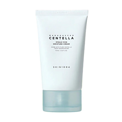 Skin1004 Madagascar Centella Hyalu-Cica Moisture Cream Skin1004 75ml x 1 Una crema hidratante que combina los beneficios calmantes de la centella asiática con el poder hidratante del ácido hialurónico. Su fórmula es ideal para pieles normales, secas y sensibles. Su textura