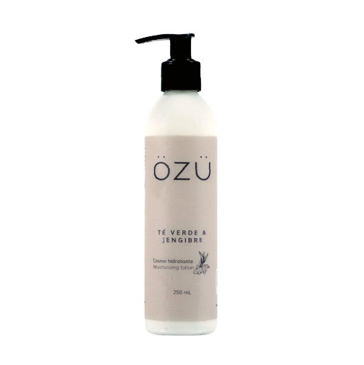 Crema Hidratante OZU Te Verde & Jengibre x 250 ml OZU 250 ml x 1 Crema hidratante con base de aceite de oliva y textura ligera, apta para uso corporal diario. Libre de parabenos, siliconas, derivados del petróleo y aceite mineral. Con un aroma cítrico con notas de 